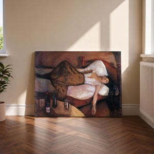 以下が含まれることがあります： 暗い赤色のソファに横たわる人物を描いた油絵の長方形のキャンバスプリント。人物は白いトップスと暗い柄のパンツを着用している。アートワークの手前のテーブルには、2本の暗いボトルとグラスが置かれている。