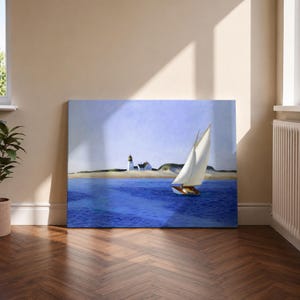 Op de afbeelding: Een rechthoekige canvasprint met een schilderij van een wit zeiljacht met volle zeilen op diepblauw water. Op de achtergrond staat een witte vuurtoren op een zandkust onder een heldere, lichtblauwe lucht, wat een kustlandschap weergeeft.