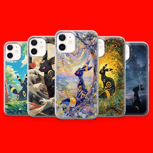 Peut inclure: Cinq coques de smartphone transparentes présentant des illustrations artistiques d'une créature noire avec des anneaux jaunes et des yeux rouges. Les motifs montrent la créature dans divers décors, dont un paysage ensoleillé, des vagues, un champ fleuri, une forêt et un ciel nocturne.