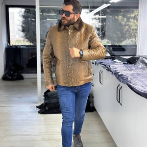 Veste marron à motif python avec col en fourrure de vison, fermeture éclair et poignets ajustables image 3