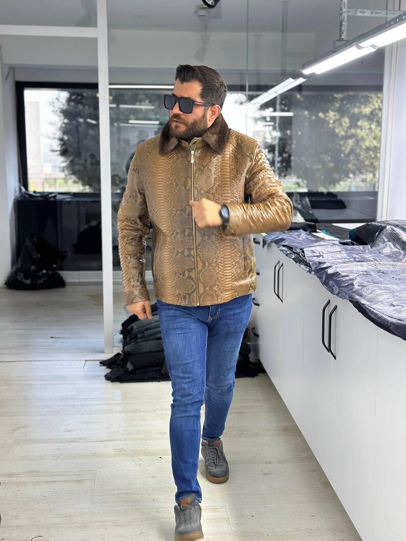 Veste marron à motif python avec col en fourrure de vison, fermeture éclair et poignets ajustables image 3