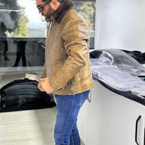 Veste marron à motif python avec col en fourrure de vison, fermeture éclair et poignets ajustables image 4