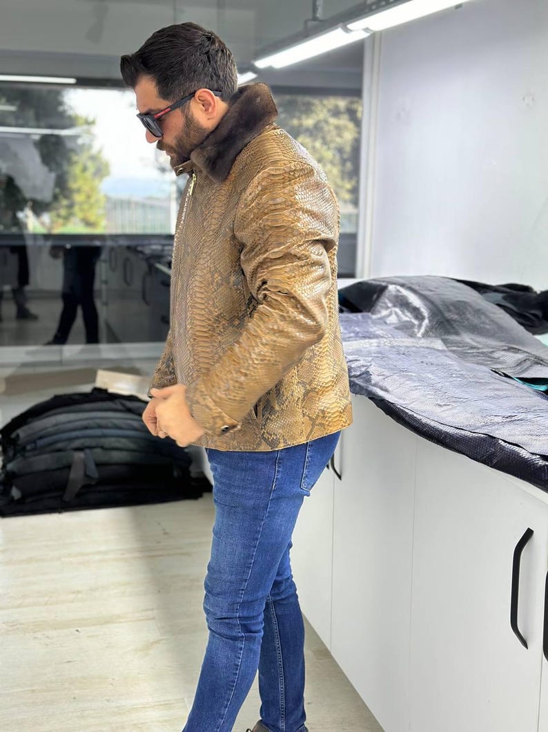 Veste marron à motif python avec col en fourrure de vison, fermeture éclair et poignets ajustables image 4