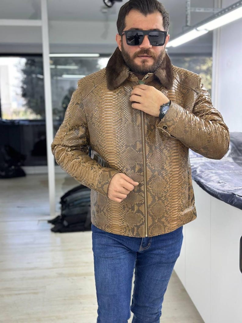 Veste marron à motif python avec col en fourrure de vison, fermeture éclair et poignets ajustables image 1