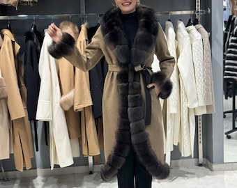 Manteau long d'hiver ceinturé en laine d'alpaga beige avec col et poignets en fourrure de renard gris foncé