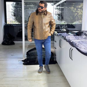 Veste marron à motif python avec col en fourrure de vison, fermeture éclair et poignets ajustables image 2