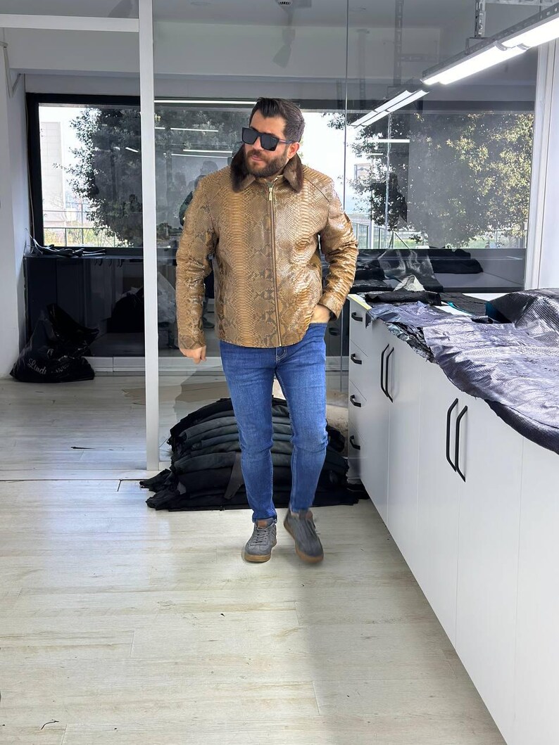 Veste marron à motif python avec col en fourrure de vison, fermeture éclair et poignets ajustables image 2