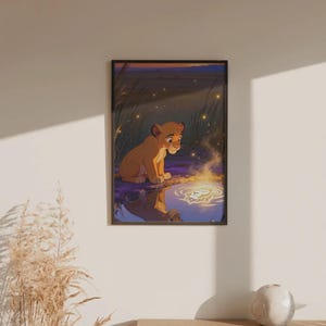 Puede incluir: Una impresión de arte mural rectangular enmarcada que muestra a un cachorro de león sentado junto a un cuerpo de agua al atardecer. El cachorro observa su reflejo en el agua, que aparece como el rostro de un león adulto. La escena incluye hierba alta.