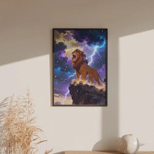 Op de afbeelding: Een ingelijste rechthoekige wandkunstprint met een gouden leeuw die brult bovenop een donkere rotsachtige klif. De achtergrond toont een dramatische stormachtige lucht vol dieppaarse en blauwe wolken, verlicht door heldere witte bliksemschichten.