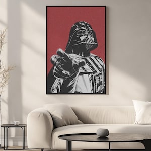 Op de afbeelding: Een ingelijste verticale wandkunstprint met een zwart-witte grafische illustratie van Darth Vader tegen een effen rode achtergrond. Het personage is vanaf de borst afgebeeld en reikt met één hand naar voren in een bevelend gebaar.