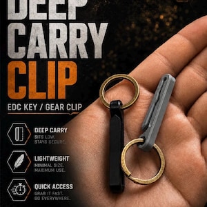 Könnte beinhalten: Zwei Deep-Carry-Clips aus Metall, einer schwarz und einer grau, jeweils an einem messingfarbenen Schlüsselring befestigt. Der Text auf dem Bild lautet: DEEP CARRY CLIP, EDC KEY / GEAR CLIP, DEEP CARRY, LIGHTWEIGHT, QUICK ACCESS, MADE FOR EVERYDAY, EDC READY.