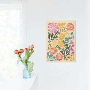 Peut inclure: Une impression d'art mural rectangulaire sur fond crème avec un motif botanique composé de fleurs roses, orange et bleu sarcelle, de feuilles vertes et de citrons jaunes. Le design est plat et graphique, illustrant divers motifs floraux.