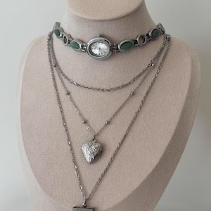 Conjunto de collar gargantilla con reloj en capas, gargantilla con reloj de piedra verde, medallón de corazón y colgante con foto de libro, collar apilable de plata vintage.