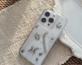 Handgjort telefonskal i harts med stjärna och måne | Silverfärgat himmelskt iPhoneskal | Klart TPU-skal med glitter och kristallberlocker | Minimalistisk estetisk gåva