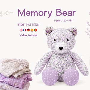 Puede incluir: Un patrón PDF Memory Bear que muestra un oso de peluche hecho de tela floral morada con pies de lunares blancos y una nariz negra en forma de corazón. El texto dice Memory Bear, 52cm / 20.47in, PDF PATTERN y Video tutorial.