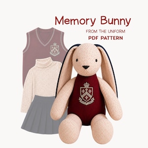 Könnte beinhalten: Ein Stoffhase aus beigem Stoff mit kleinem Blumenmuster, langen dunklen Ohren und einem dunkelroten Rumpf mit gesticktem Wappen. Dahinter befinden sich Illustrationen einer malvenfarbenen Strickweste, eines beigen Rollkragenpullovers und eines grauen Rocks.