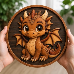 Könnte beinhalten: Ein kreisförmiges Wandbild aus Holz mit einer geschichteten, dreidimensionalen Schnitzerei eines kleinen Drachen. Der Drache ist aus verschiedenen Brauntönen gefertigt und zeigt detaillierte Schuppen, Flügel und Hörner.