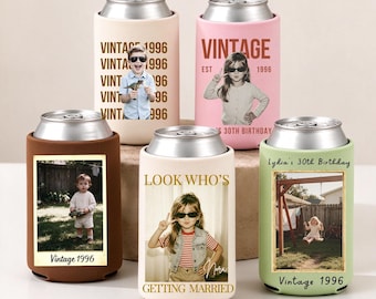 Könnte beinhalten: Fünf zylindrische Dosenkühler aus Schaumstoff in Beige, Pink, Braun, Creme und Hellgrün. Jeder ist mit einem individuellen Foto und Text versehen, darunter VINTAGE 1996, LOOK WHO'S GETTING MARRIED und Lydia's 30th Birthday, mit verschiedenen Kindern.