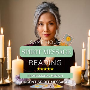 Könnte beinhalten: Ein Tarotkarten-Leseservice mit dem Text SAME HOUR SPIRIT MESSAGE READING, fünf gelben Sternen, professional medium und URGENT SPIRIT MESSAGE. Das Bild zeigt eine Person, die eine Sonnen-Tarotkarte hält, umgeben von brennenden Kerzen.