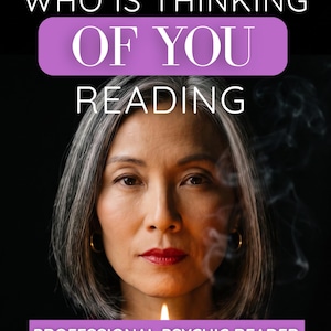 Könnte beinhalten: Ein Porträt einer Person mit schulterlangem grauem Haar, rotem Lippenstift und goldenen Creolen. Der Text lautet: WHO IS THINKING OF YOU READING, PROFESSIONAL PSYCHIC READER, ULTRA DETAILED. Eine brennende Kerze mit aufsteigendem Rauch ist zu sehen.
