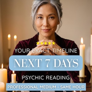 Könnte beinhalten: Eine Person mit grauem Haar trägt ein dunkelrotes Samtoberteil. Der Text lautet: YOUR EXACT TIMELINE NEXT 7 DAYS PSYCHIC READING PROFESSIONAL MEDIUM - SAME HOUR. Fünf gelbe Sterne sind abgebildet. Kerzen und ein Kristall sind ebenfalls zu sehen.