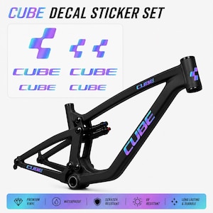 Könnte beinhalten: Ein schwarzer Fahrradrahmen mit irisierenden CUBE-Aufklebern auf dem Rahmen und einem separaten Bogen mit passenden irisierenden CUBE-Aufklebern. Der Text CUBE DECAL STICKER SET steht oben, und unten befinden sich Symbole für Premium-Vinyl, wasserfest, kratzfest, UV-beständig sowie langlebig und strapazierfähig.