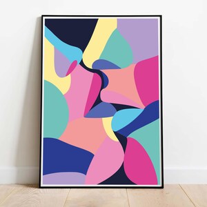 Peut inclure: Une impression d'art mural verticale encadrée présentant une composition abstraite de formes organiques imbriquées dans une palette vibrante de bleu marine, jaune pâle, turquoise, lavande, rose vif et pêche, sous un cadre noir fin.