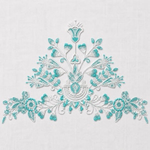 Pode incluir: Um design de bordado intrincado com um motivo floral simétrico em fio branco e turquesa. O padrão inclui flores estilizadas, folhas delicadas e caules curvos dispostos num grupo central com dois detalhes florais laterais.
