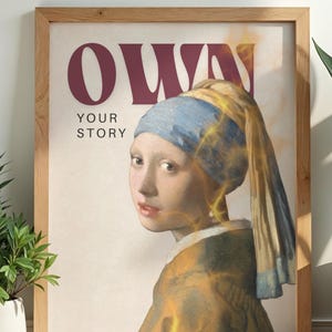 Könnte beinhalten: Ein gerahmter Wandkunstdruck mit einem stilisierten Porträt einer Person mit blauem Kopftuch und dem Text "OWN YOUR STORY" in großen kastanienbraunen Buchstaben oben. Das Bild enthält leuchtende gelbe Lichteffekte über dem Porträt.