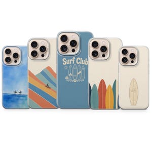 Könnte beinhalten: Fünf Smartphone-Hüllen mit Surf-Motiven. Die Hüllen zeigen verschiedene Illustrationen, darunter Aquarell-Ozeanszenen, diagonale bunte Streifen, eine blaue Hülle mit dem Text Surf Club und Surfbrettern sowie einzelne Surfbrett-Motive.
