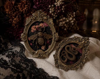 Set of Gothic Halloween Decoration Frames, Gold-Plated, with Embossed Bee and Snake Design, Gothic Metal Curiosities, Baroque Wall Decor