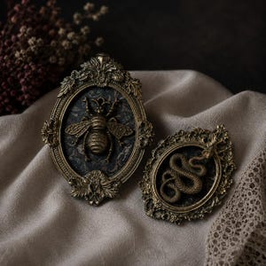 Set of Gothic Halloween Decoration Frames, Gold-Plated, with Embossed Bee and Snake Design, Gothic Metal Curiosities, Baroque Wall Decor