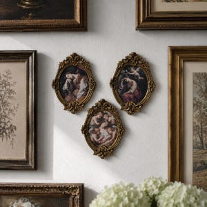 Decoração gótica de parede com ex-votos, molduras ovais douradas, pinturas barrocas, Caravaggio, estilo aristocrático, vitoriano, Dark Academia, ornamento Ralph Lauren.