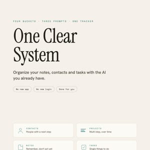 Könnte beinhalten: Ein digitaler Leitfaden mit dem Titel One Clear System auf cremefarbenem Hintergrund mit schwarzem Text. Er beschreibt eine Methode zur Organisation von Notizen, Kontakten und Aufgaben mittels KI. Das Layout enthält Bereiche für Kontakte, Projekte, Notizen und Aufgaben.