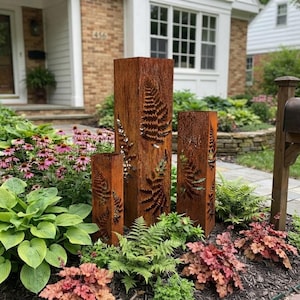 Rusted Metal Fern Garden Column – Rustic Outdoor Sculpture for Landscape Decor