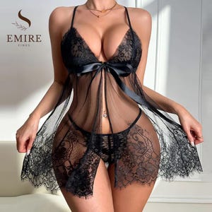 Nattlinne i spets med babydoll och matchande stringtrosa, transparenta sovplagg med v-ringning