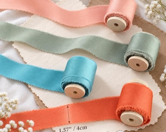 Handgemaakt lint op een houten spoel – Elegant lint voor bruiloften en knutselprojecten