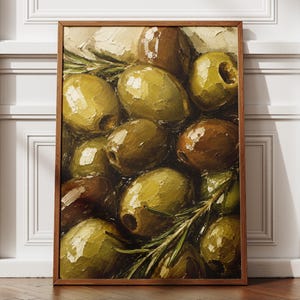 Könnte beinhalten: Ein Ölgemälde in einem Holzrahmen, das eine Ansammlung von grünen und braunen Oliven mit Rosmarinzweigen zeigt. Das Kunstwerk zeichnet sich durch dicke, strukturierte Pinselstriche und eine reiche Farbpalette aus Olivgrün und erdigen Brauntönen aus.