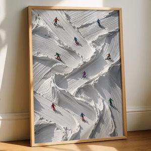 Pode incluir: Uma impressão de arte de parede vertical emoldurada com uma superfície branca texturizada que lembra neve com sulcos e cristas profundas. Várias figuras pequenas com roupas de inverno coloridas esquiam em várias direções.