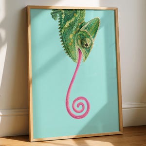 Peut inclure: Une impression d'art murale encadrée représentant une illustration détaillée d'un caméléon vert à l'aspect texturé et écailleux. Le caméléon est placé en haut, étendant une longue langue rose vif qui s'enroule en spirale vers le bas.