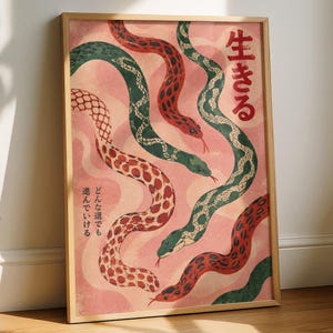 Könnte beinhalten: Ein gerahmter vertikaler Kunstdruck mit vier sich windenden Schlangen in Rot und Dunkelgrün auf einem strukturierten rosa Hintergrund. Der Druck enthält japanischen Text in Rot oben rechts und schwarzen Text unten links, der eine Szene darstellt.