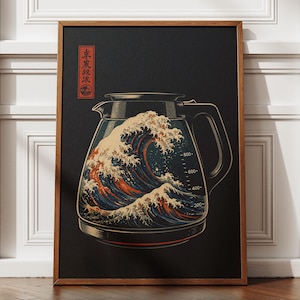 Peut inclure: Une affiche murale verticale encadrée sur fond noir représentant une carafe à café en verre. À l'intérieur de la carafe, une grande vague stylisée est illustrée en bleu, blanc et rouge. Un sceau rectangulaire rouge avec du texte japonais est en haut à gauche.