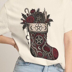 Camiseta gótica navideña con estampado de calcetín / Camiseta con estampado de bruja wicca de estilo academia oscura para Navidad
