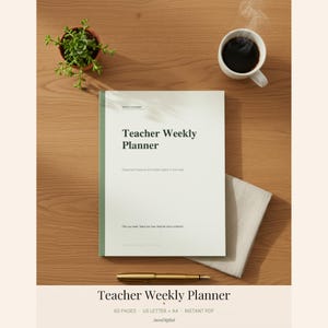 Könnte beinhalten: Ein wöchentlicher Lehrerplaner mit hellgrünem Einband und dunklem Text, der Teacher Weekly Planner, Classroom lessons and admin tasks in one view sowie Plan your week. Teach your best. Keep the chaos contained lautet. Ein goldener Stift liegt unter dem Planer.