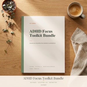 Pode incluir: Uma capa de documento branca intitulada ADHD Focus Toolkit Bundle com uma faixa vertical verde à esquerda. O texto diz 4-IN-1 BUNDLE, Structure your day without the overwhelm or perfectionism, 193 PAGES, US LETTER + A4, INSTANT DIGITAL DOWNLOAD.