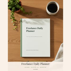 Puede incluir: Un planificador diario Freelance blanco con una franja vertical verde en el lado izquierdo. La portada presenta texto negro que dice Freelance Daily Planner, Track invoices, clients, and billable hours in one place, y Never lose track of a client or a billable minute again.