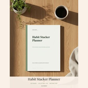 Può includere: Un planner Habit Stacker Planner bianco con una striscia verticale verde sul lato sinistro. La copertina presenta il testo Habit Stacker Planner, Build connected routines that reinforce each other e Stack small habits into sustainable systems.