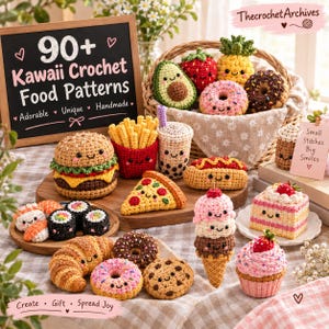 Könnte beinhalten: Eine Sammlung verschiedener gehäkelter Lebensmittel, darunter ein Burger, Pommes, Bubble Tea, Pizza, Hotdog, Sushi, Donuts, Eis, Kuchen und ein Cupcake. Eine Kreidetafel zeigt 90+ Kawaii Crochet Food Patterns und ThecrochetArchives.