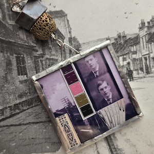 Days Absent/Days Present Halskette - Collage Anhänger - upcycled Silberring und Armband - magenta Farbtöne - Glas und Keramik Perlen