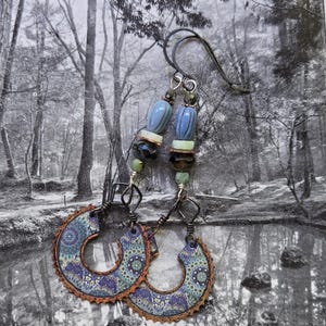 Pendientes de pañuelo - dijes de cobre esmaltado - estampado azul - ópalo, pirita, crisofase, turquesa africana, cristal checo